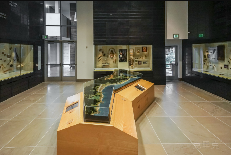 美國(guó)安克雷奇阿魯提克展示中心異形帶基座展柜樣式 美國(guó)安克雷奇阿魯提克展示中心異形帶基座展柜樣式