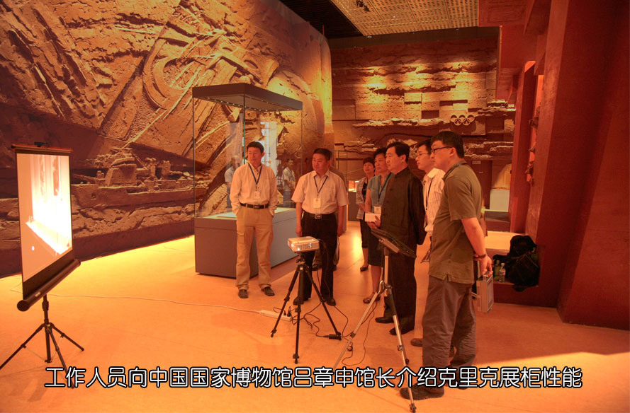 中國(guó)國(guó)家博物館館長(zhǎng)呂章申先生在“復(fù)興之路”展覽館參觀了展示柜 中國(guó)國(guó)家博物館館長(zhǎng)呂章申先生在“復(fù)興之路”展覽館參觀了展示柜